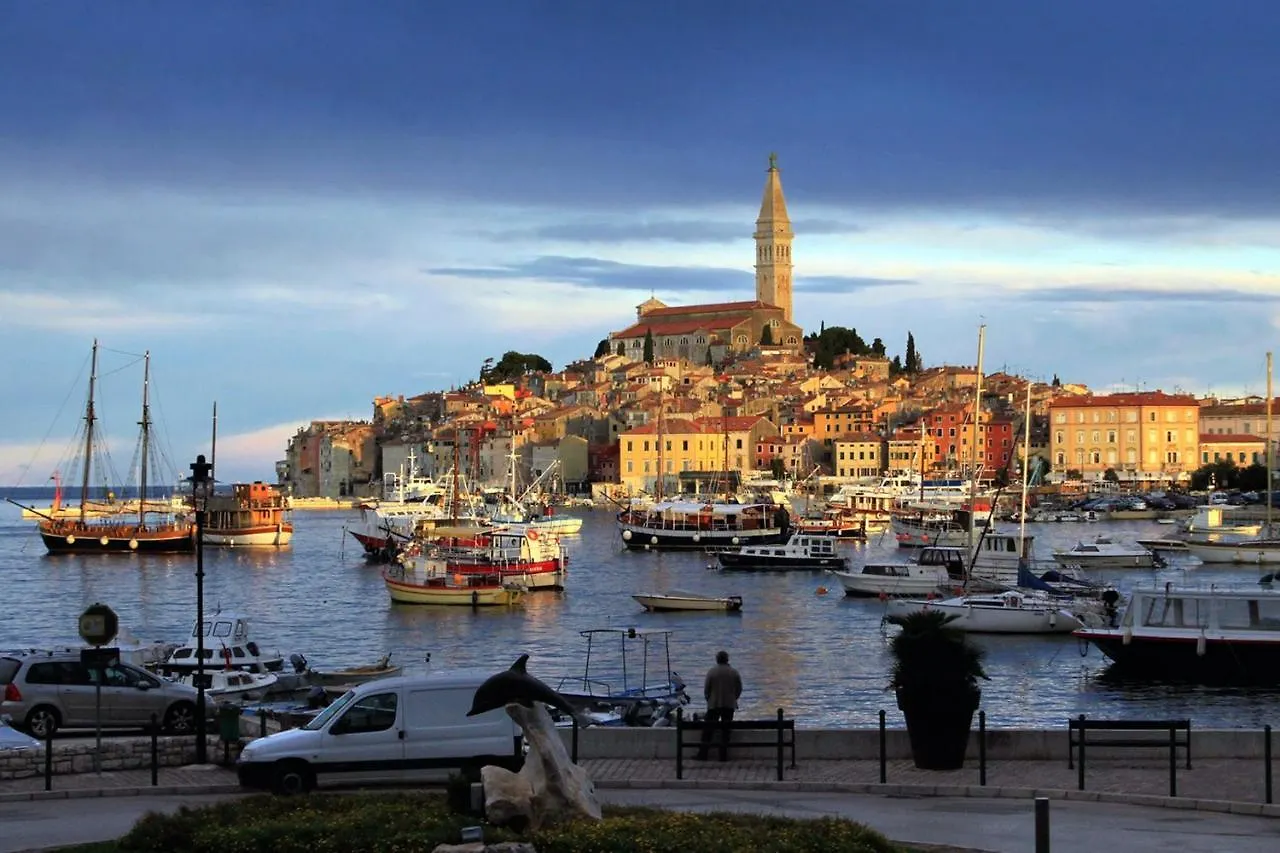 Apartments With A Parking Space Rovinj - 12656 0*,  Croácia